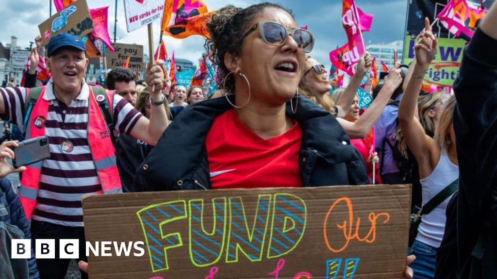 Teachers in England to vote on striking over pay