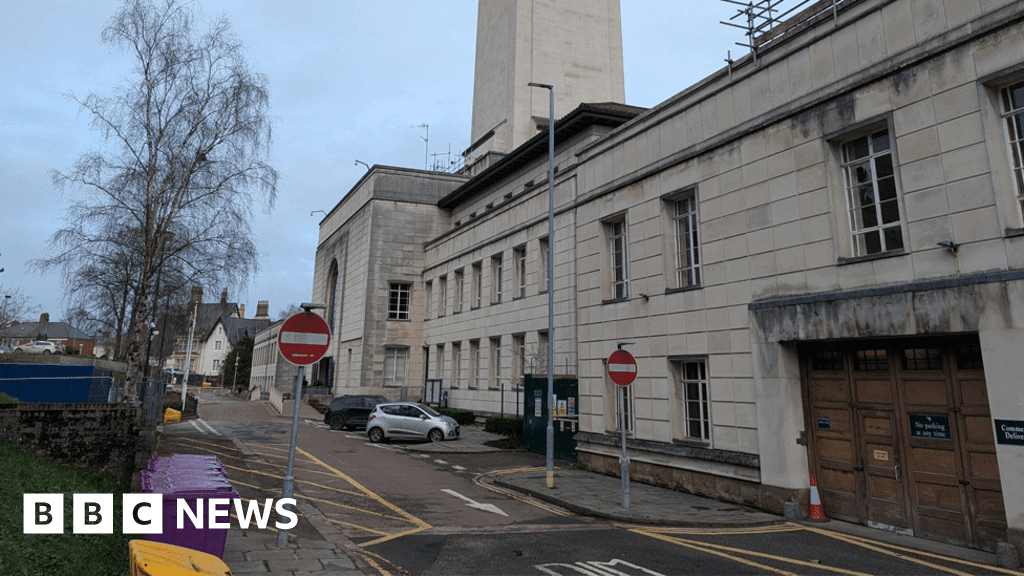 Councillor apologises for telling call handler to speak English