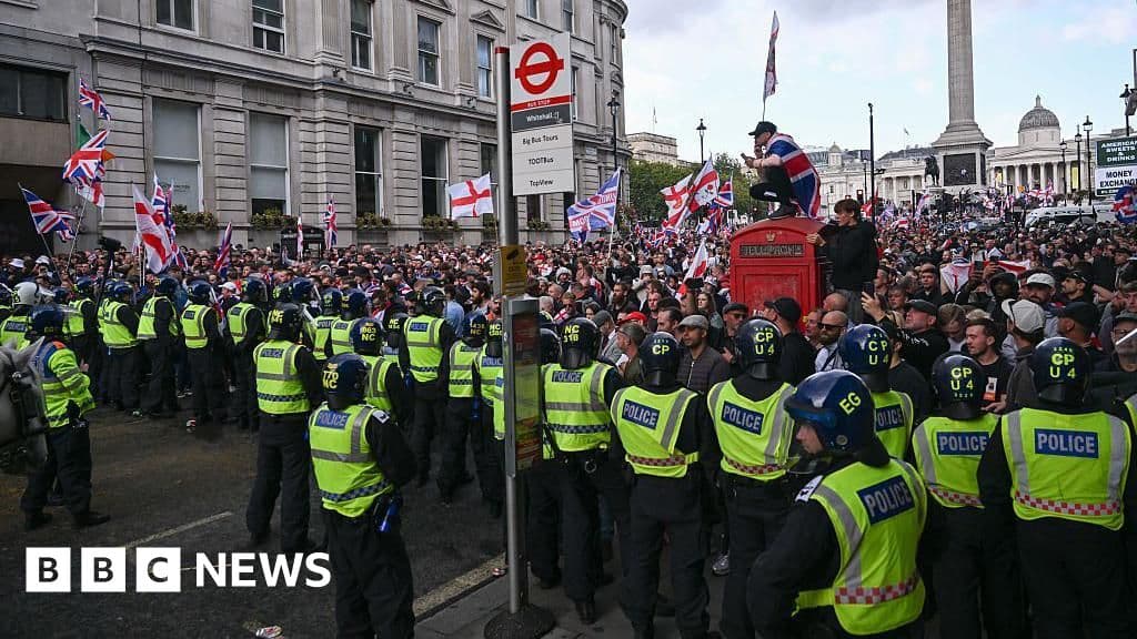 Met to send 4,000 officers to police rival protests