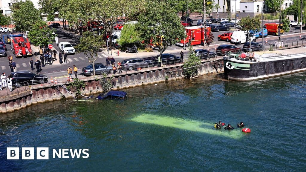Trainee driver crashes bus into River Seine near Paris