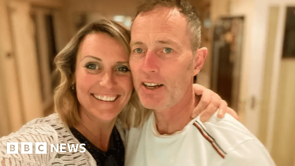 Contact with British couple held in Iran cut off, family says