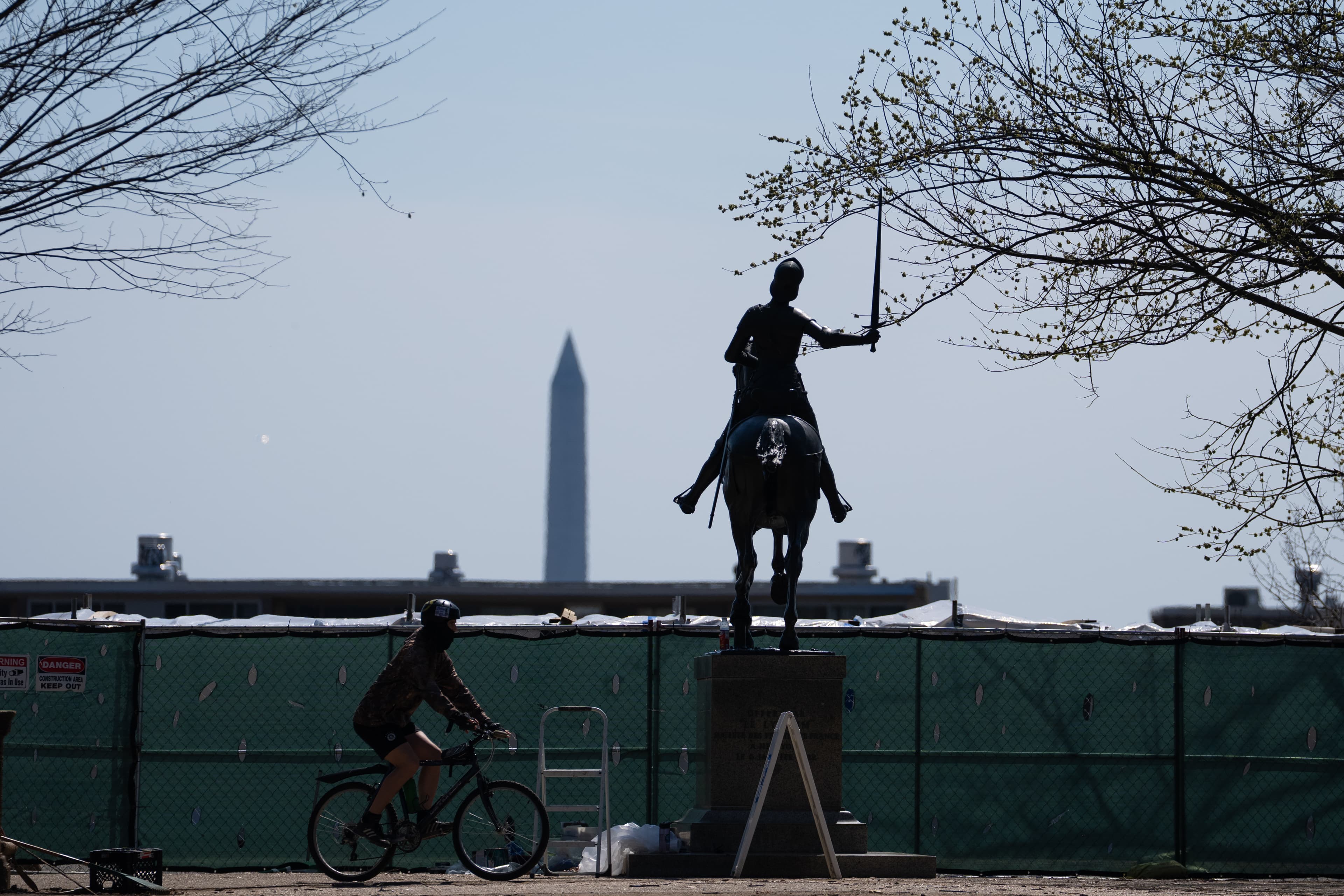 The D.C. mayor race’s ‘delicate dance’