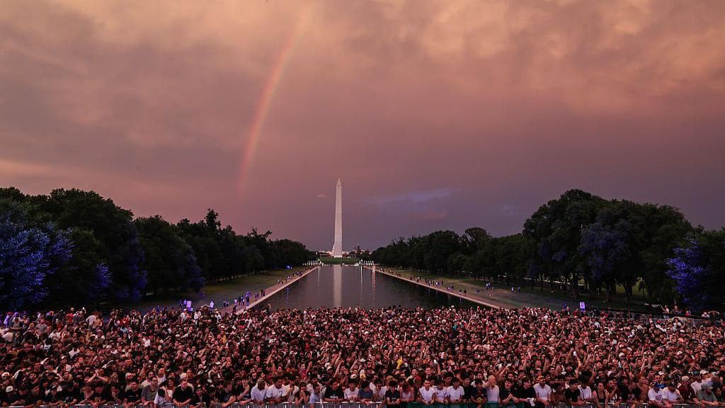 Fans in front of the Lincoln Memorial at UFC Freedom 250