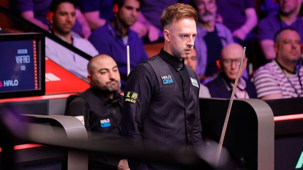Judd Trump weighs up a shot