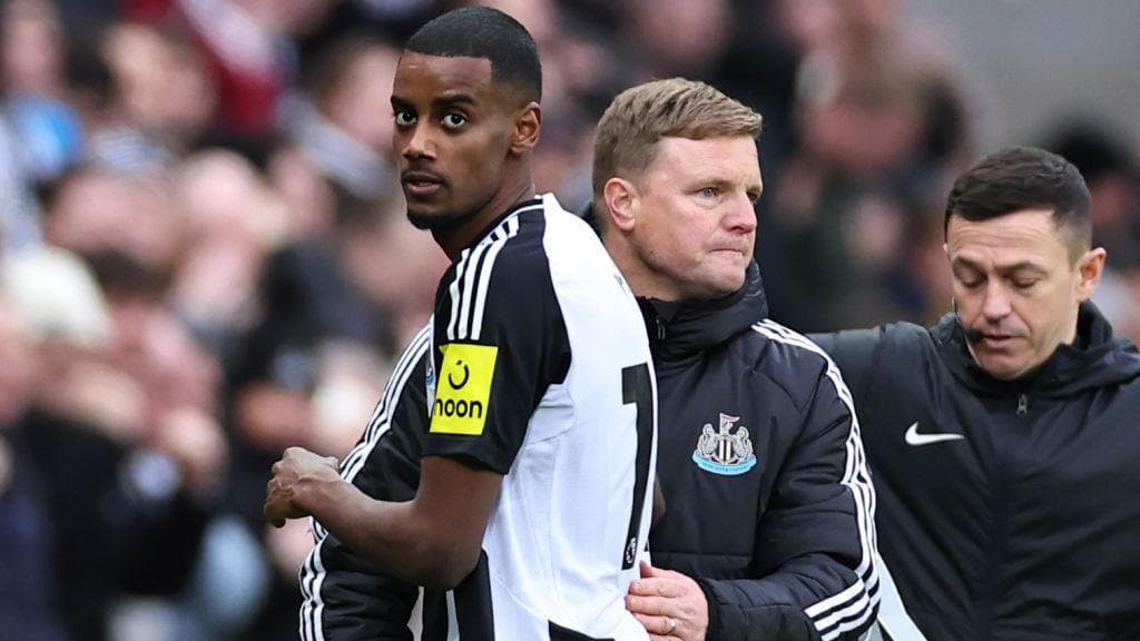 Alexander Isak receives a pat on the back from Eddie Howe as he leaves the field while playing for Newcastle in the 2024-25 season