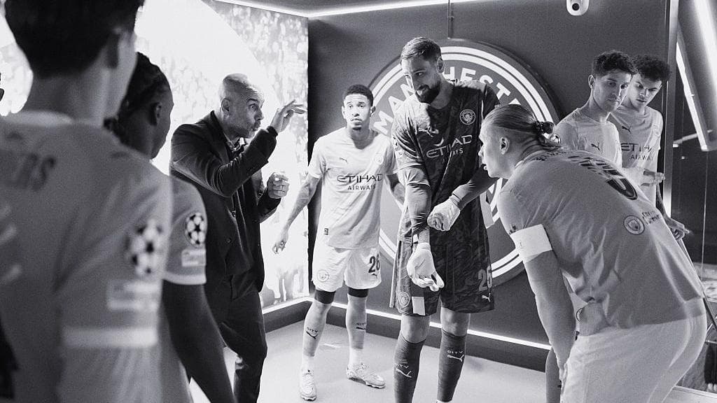 Image of Pep Guardiola, Manager of Manchester City speaking to his players, Erling Haaland and Gianluigi Donnarumma at half time during the UEFA Champions League 2025/26 League Phase MD4 match between Manchester City and Borussia Dortmund at City of Manchester Stadium on November 05, 2025