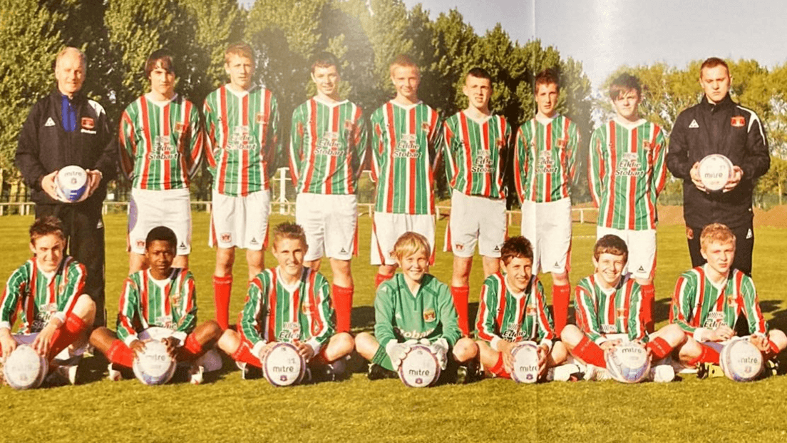 Dean Henderson in the centre of a team photo for Carlisle's under-15s