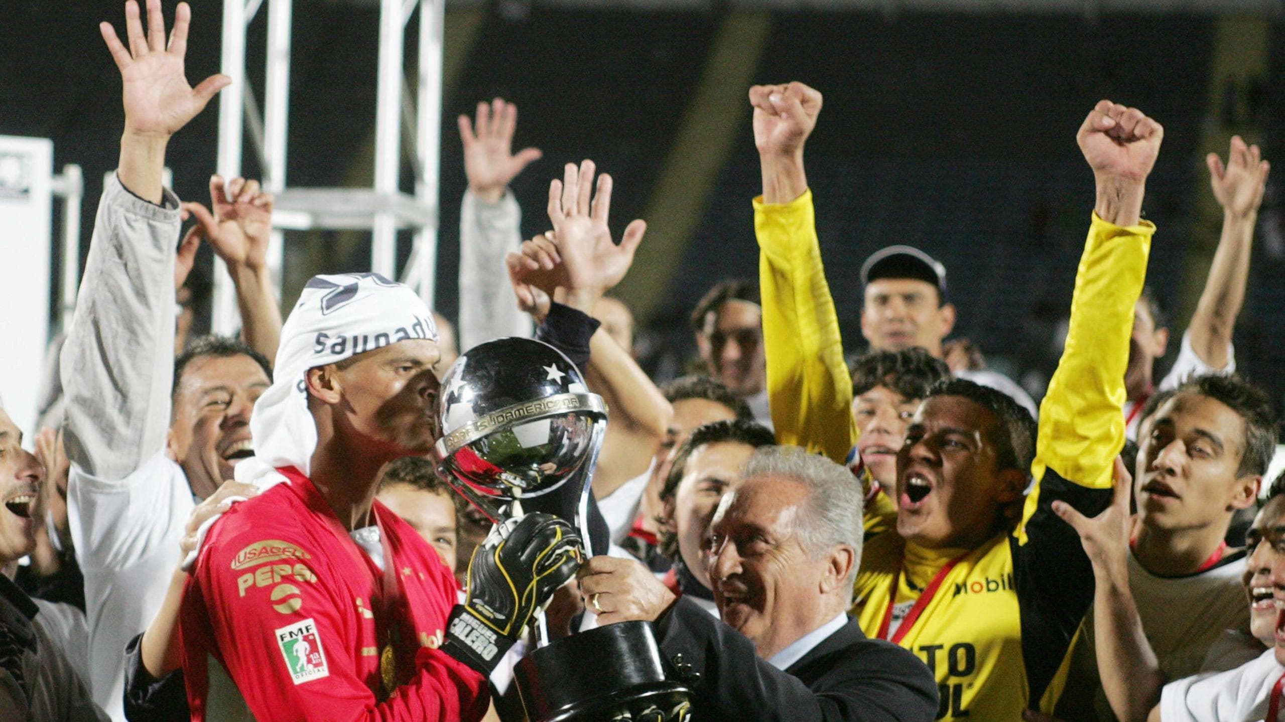 Pachuca goalkeeper Miguel Calero kisses the trophy after defeating Chile's Colo Colo in their Copa Sudamericana final match held in Santiago, 13 December 2006