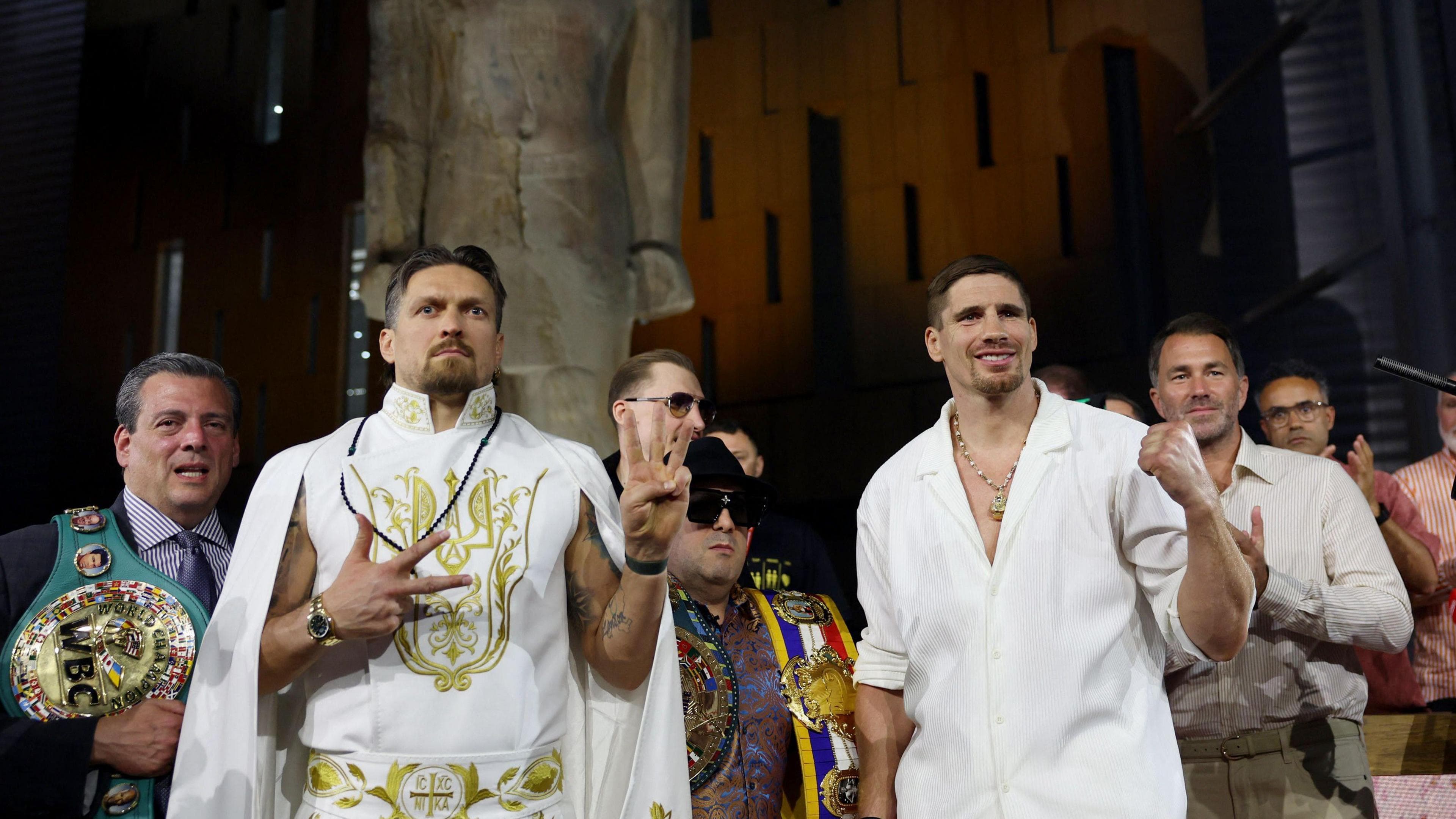 Oleksandr Usyk and Rico Verhoeven pose for the cameras