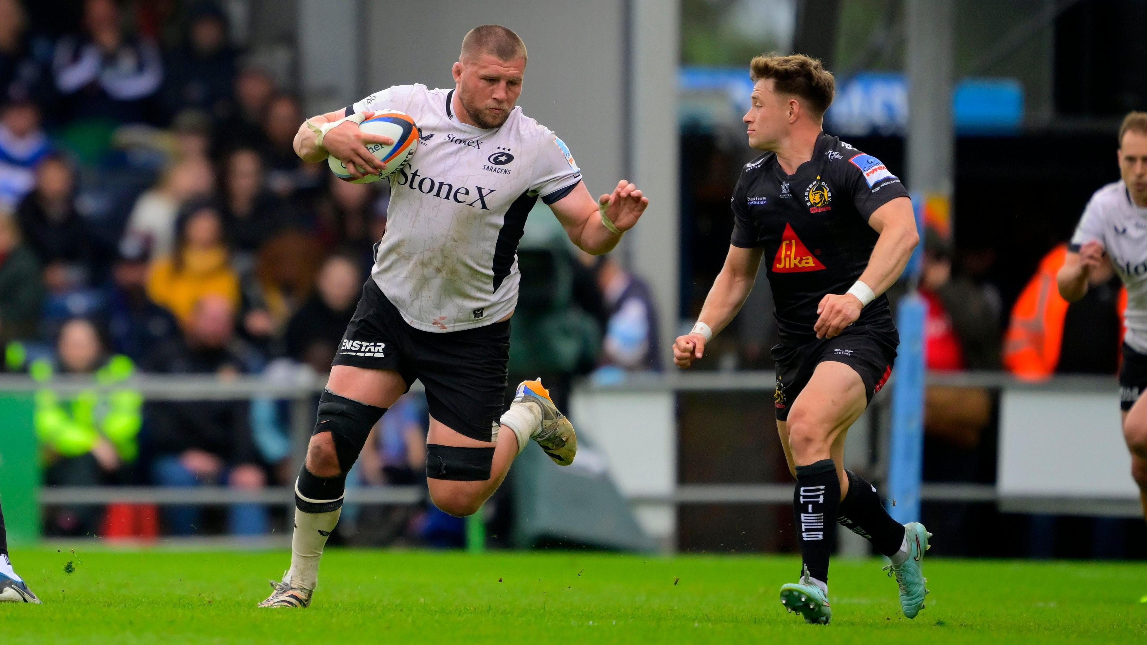 Tom Willis runs with the ball