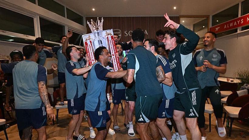 Arsenal players celebrate the title win after the draw between Bournemouth and Manchester City confirmed they could no longer be caught