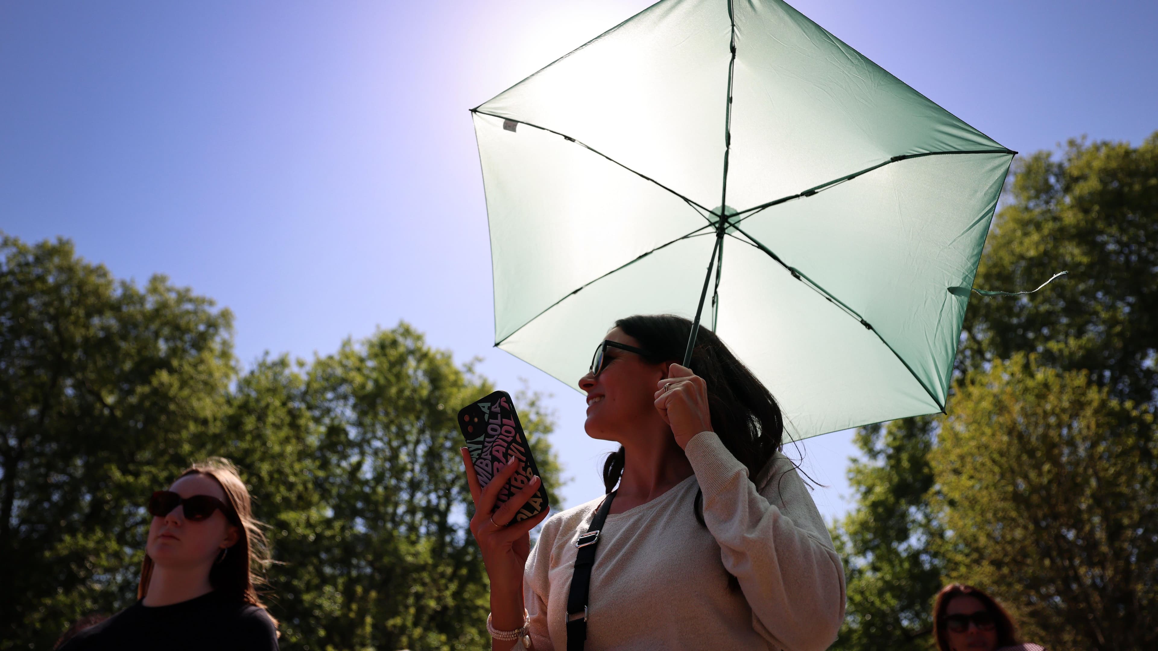 Is there a late spring heatwave on the way?