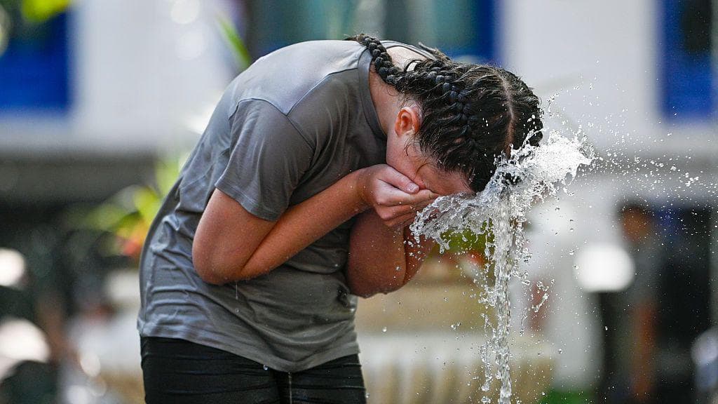 'Extraordinary' heat health alerts to come into force as record May heat possible