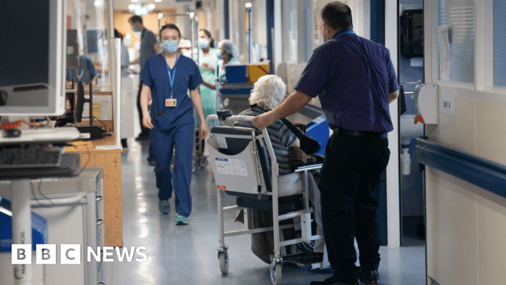 Nearly 3,000 patients a day face corridor care in NHS
